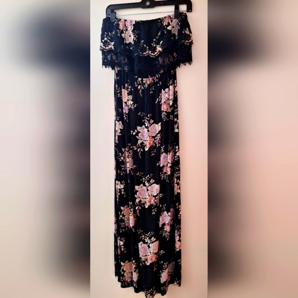 FLORAL RUFFLED STRAPLESS MAXI DRESS.